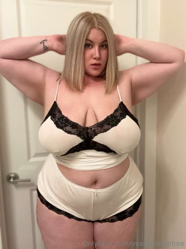 Showing off the curves you love ❤️ https://onlyfans.com/amou..
