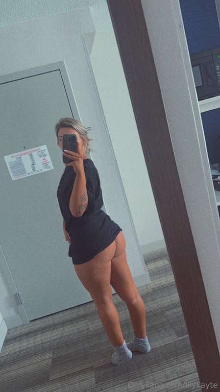 I want you to come smack my ass because it makes my pussy we..