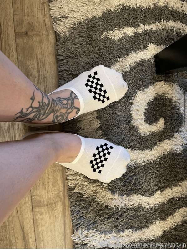 New nails and cute feet. 

3mins of me playing with my pussy..