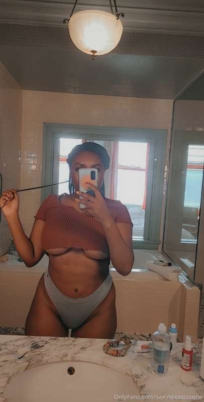 Lizz - Tit Teasers (underboob/tit drop), Ass, and Lizz ridin..