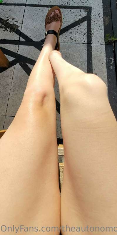 Legs out in the sun 😘