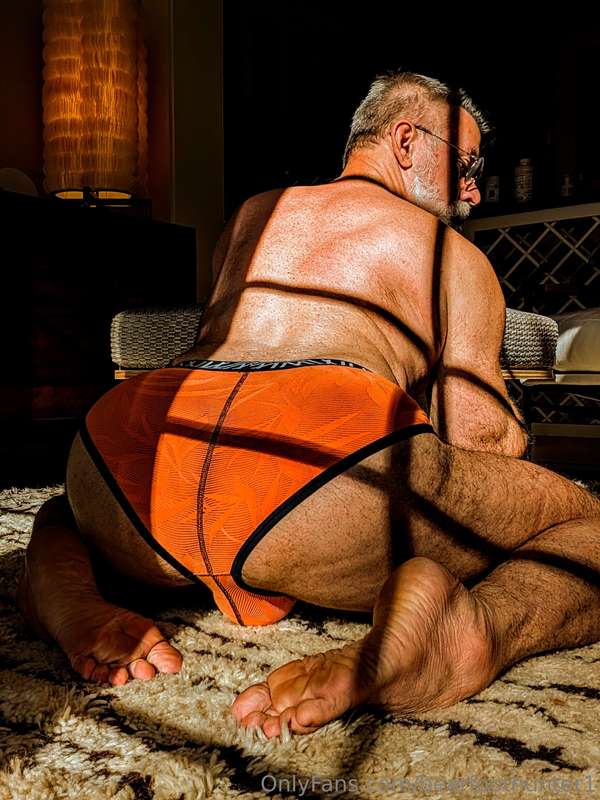 Light & shadows. Oh, & happy hump day.🍑