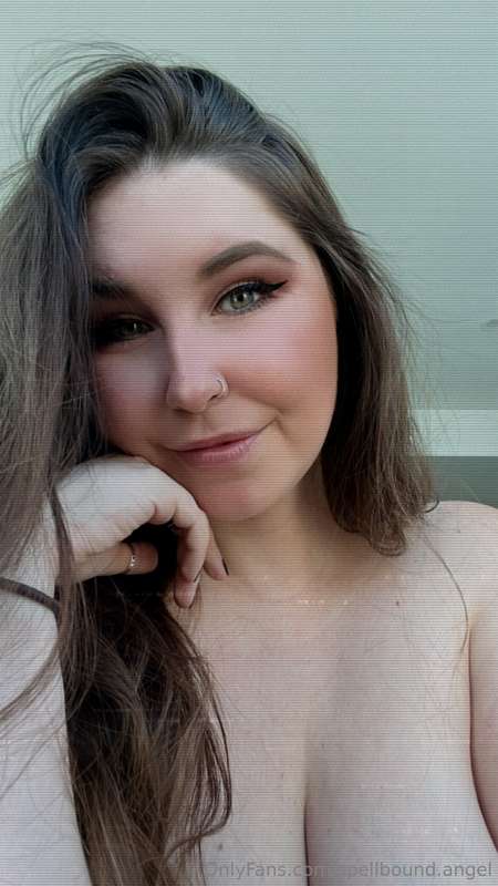 Getting ready for the day in the nude 😋