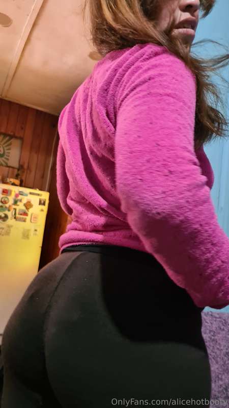 Not my fault it won’t fit in the frame… 🍑😏 Wanna come help m..