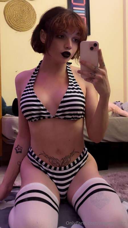 Who wants to be my distraction rn? 😈