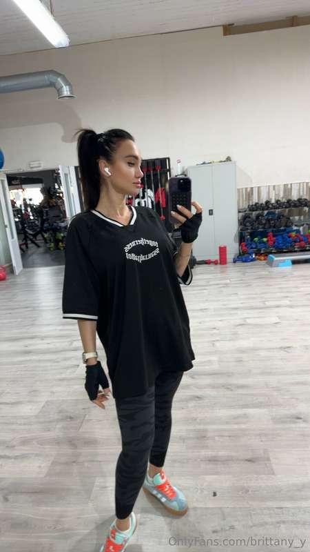 Can’t sit still, always on the move! 💪 Back in the gym today..