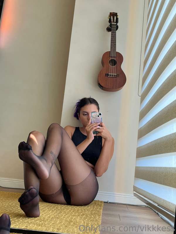 Send a TIP if you want to see more photos in torn tights🔥🥵