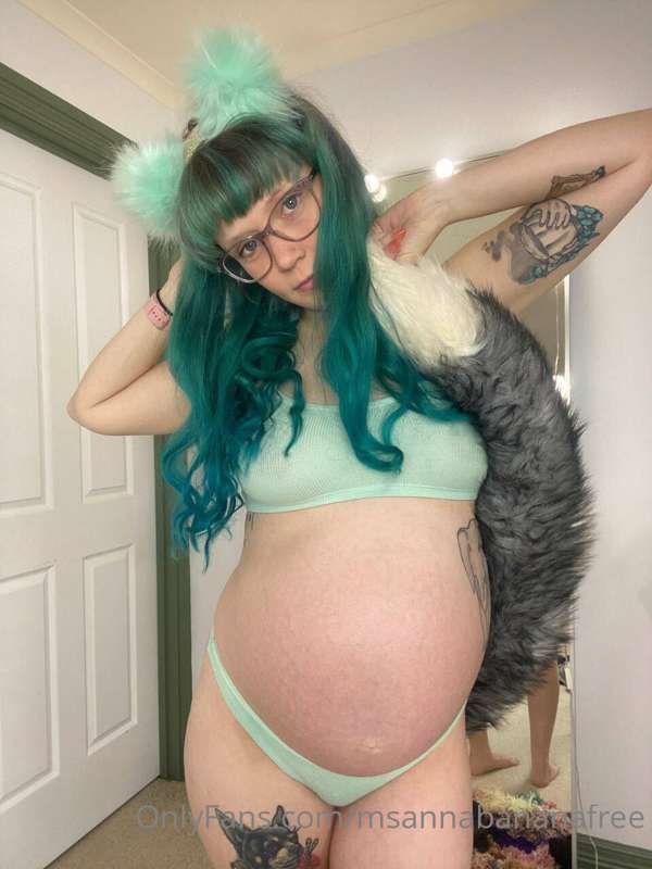 Want to play with a cheeky pregnant cutie? @heidiv is waitin..