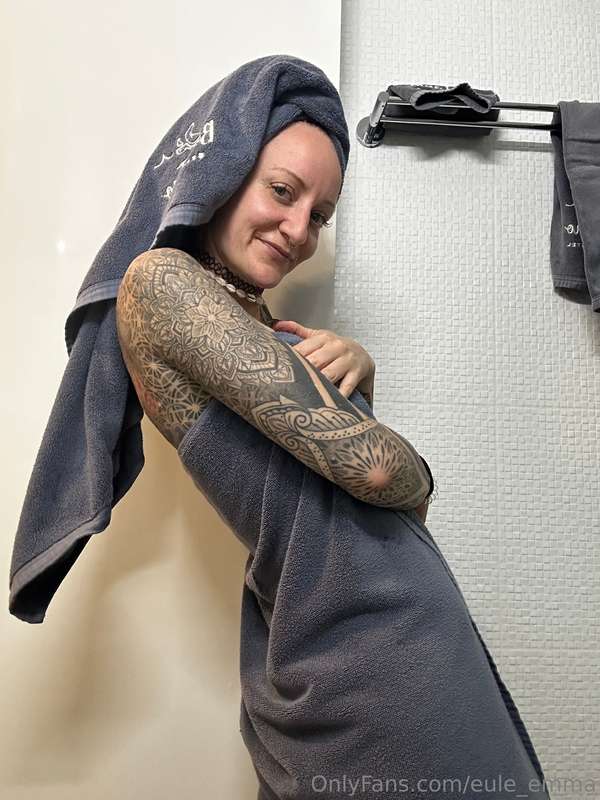 Just stepped out of the shower, feeling all sexy and alone. ..