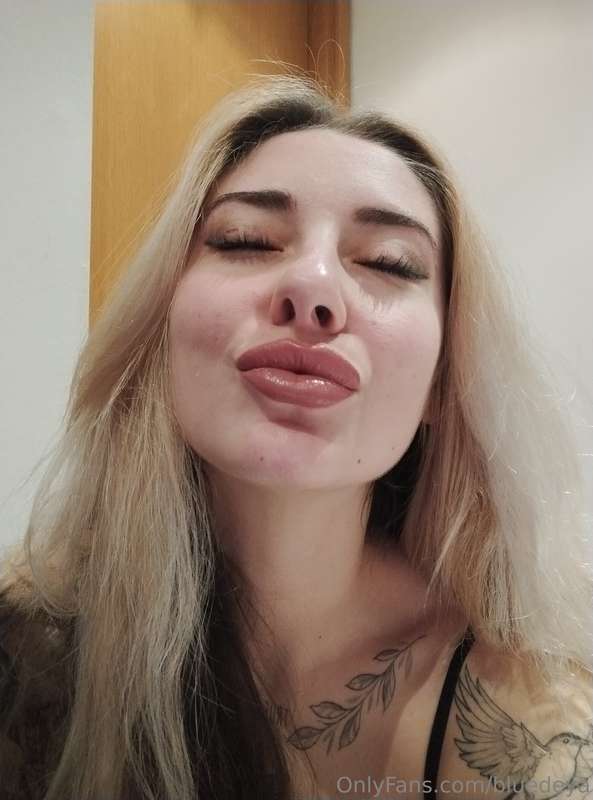 if you are watching this, I give you a kiss😏🙈
