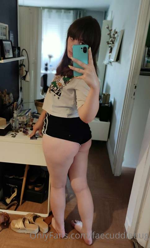 reposting the twitter pic without censoring the feet 🤭