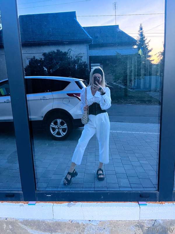 Hey, how do you like my evening outfit? I'm off to have a go..