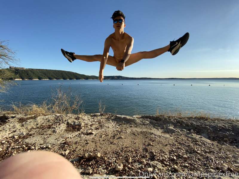 I can fly! 🦄
Look at the uncensored version on paid account!..