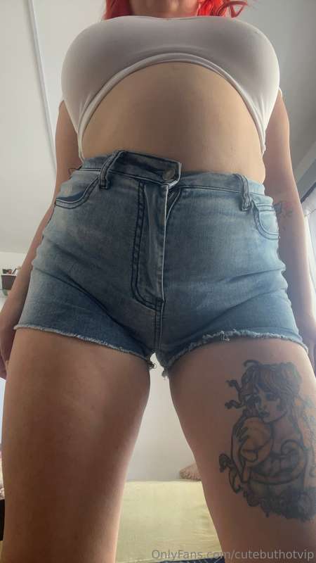 Do I look hot with this denim shorts? 👖