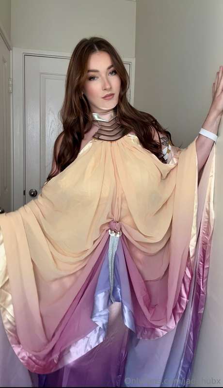 My padme cosplay arrived in the mail today so obviously I sp..