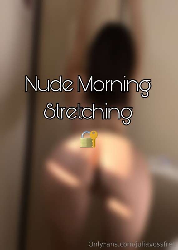 STRETCHING NUDA, APPENA SVEGLIAcompletamente nuda, schiaccia..