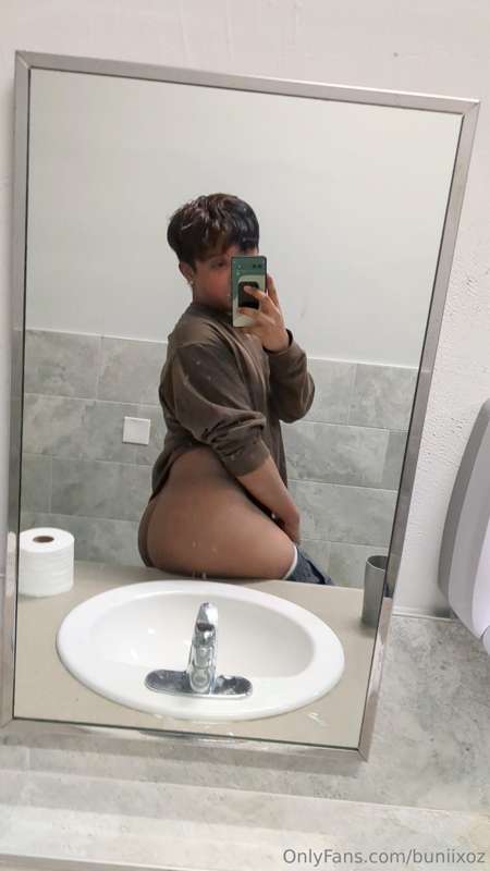 Public bathrooms make me so horny...