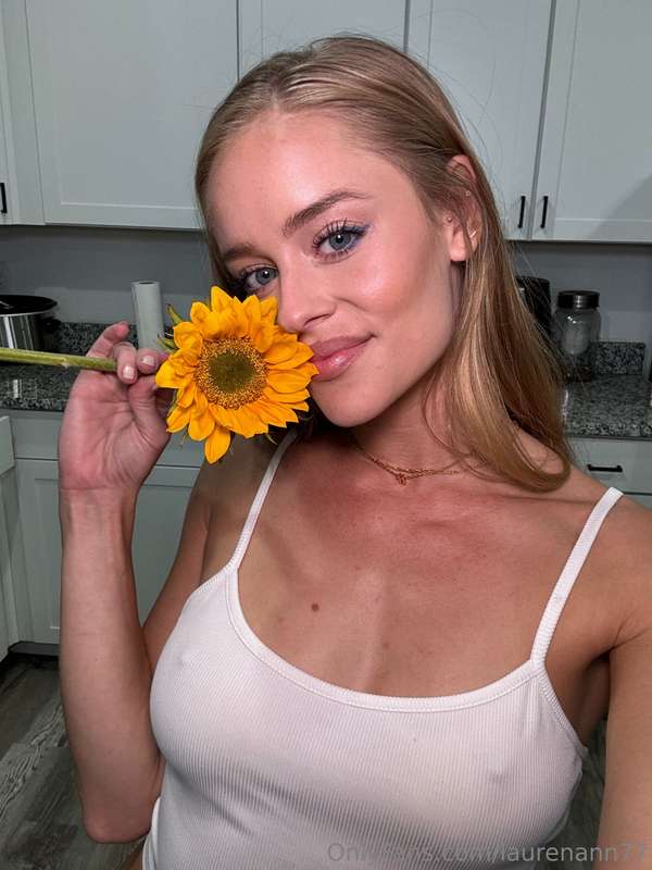 Wanna play with my flower? 🌻