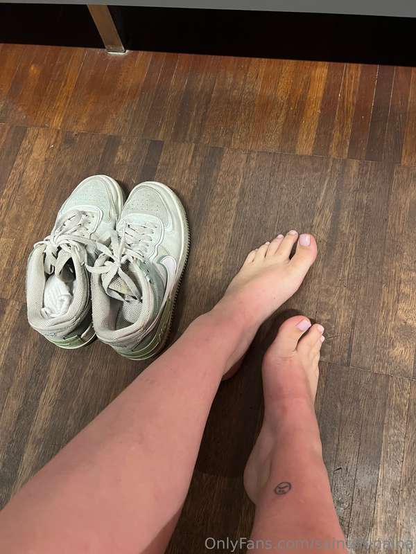 My feet are so sweaty after hard workout 💦 want a smell? ;)