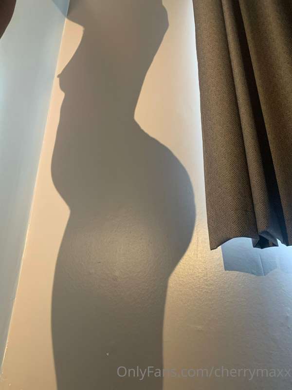 My shadow is making me look 6 months pregnant 🤭😉