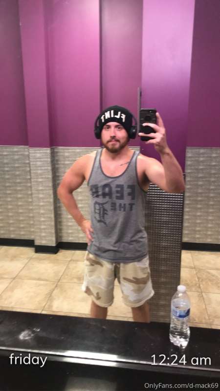 Late night gym session. Too bad i didn’t have a workout budd..