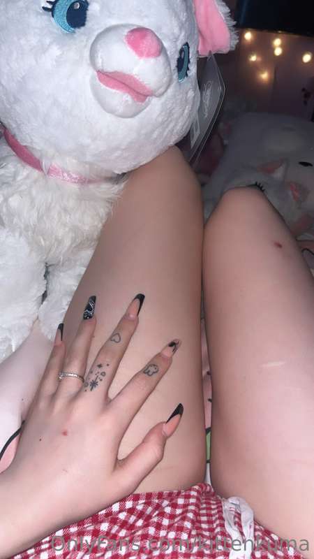 for everyone who loves my thighs & feet ^_^