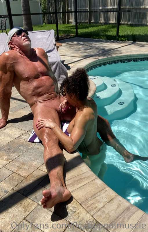 Who wants to watch this Memorial Day Weekend poolside blowjo..