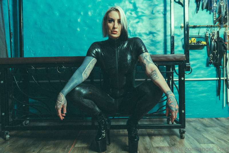 👠 Heel worship 👠Wearing a full latex cat suit I order you on..