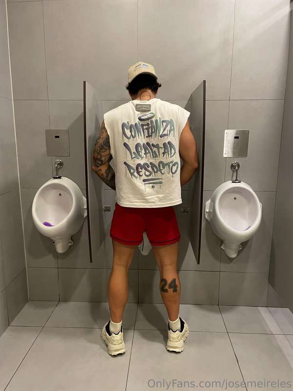 accompany me to the bathroom @josemeireles 