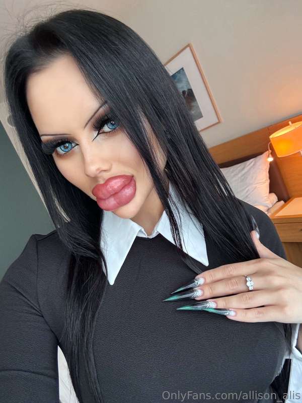 The question is a heavy makeup or this one?💄 