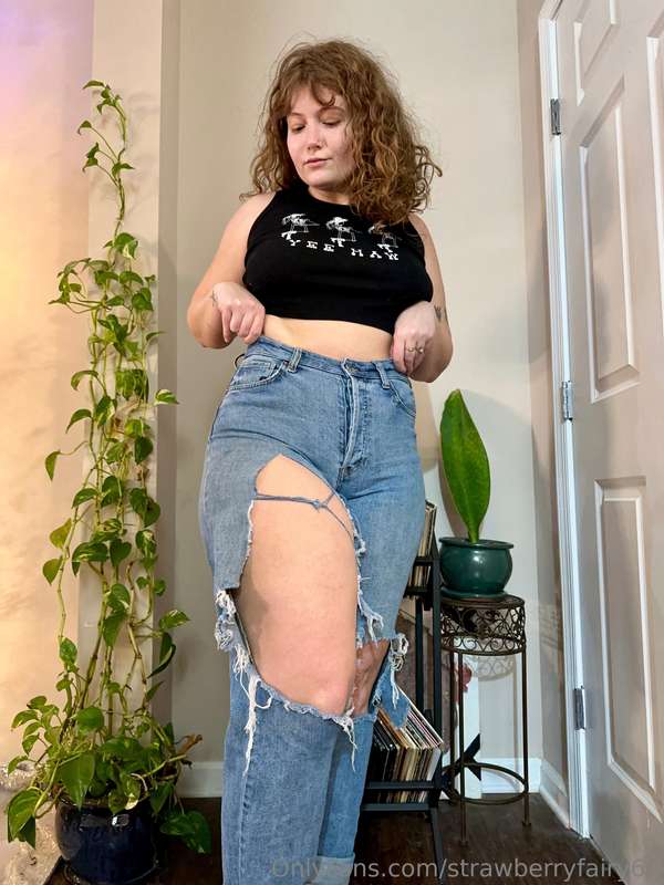 I’m one squat away from these jeans ripping right off of me ..