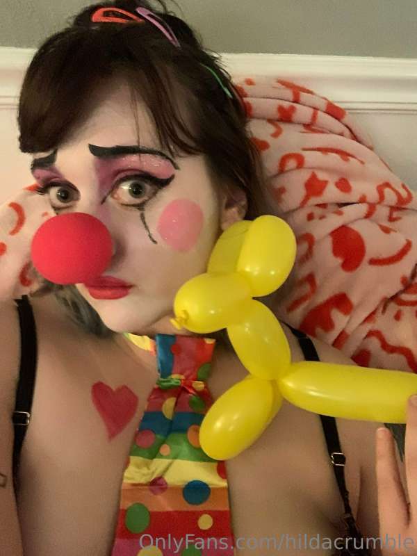 a set of pics from clowning around tonight ❤️ 🤡 🌶️