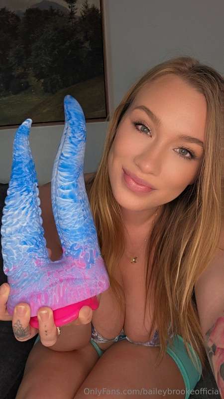 I wanna show you how I use these tentacles! 😈 DM me!