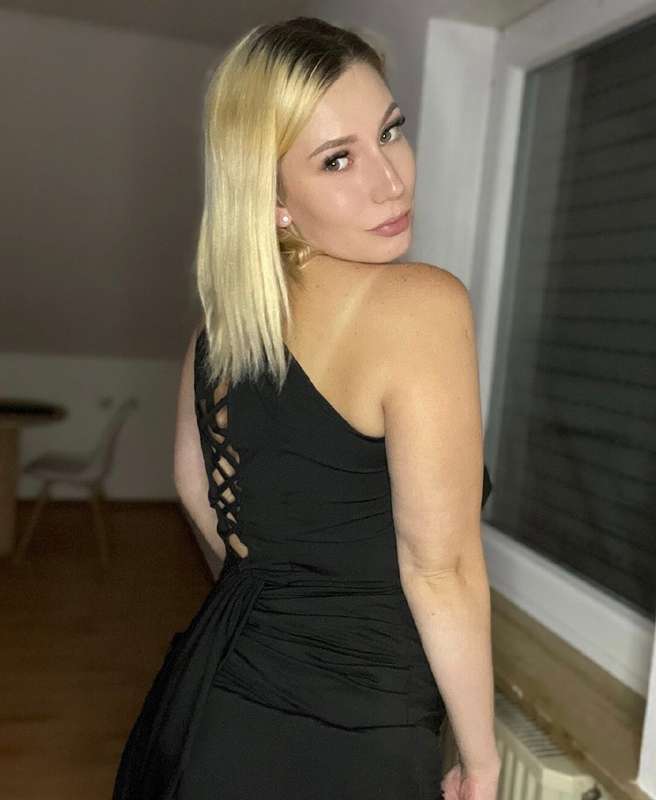 𝐇𝐎𝐓𝐓 𝐁𝐋𝐎𝐍𝐃𝐄 𝐈𝐒 𝐖𝐀𝐈𝐓𝐈𝐍𝐆 𝐅𝐎𝐑 𝐘𝐎𝐔 𝐓𝐎 𝐒𝐀𝐘 𝐇𝐈!🍓🫦https://onlyfans...