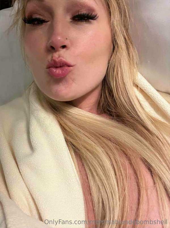 mommablondebombshell