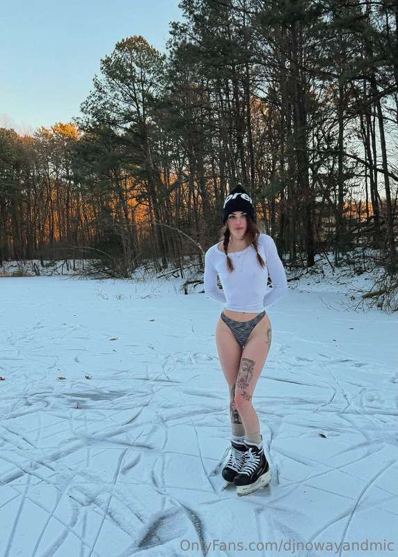Video & pics from ice skating coming tomorrow 😜🤭 swipe for 🍑