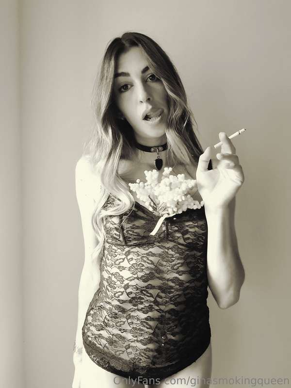 ginasmokingqueen image #0