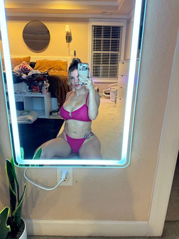 Blessing your feed with a hot mirror pic 💗