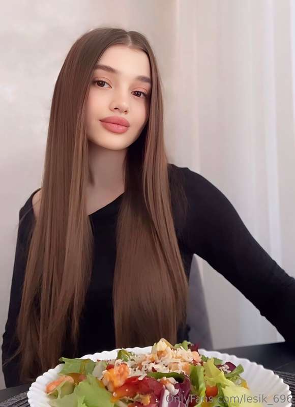 me and my favorite caesar salad🥗, what's yours?😜