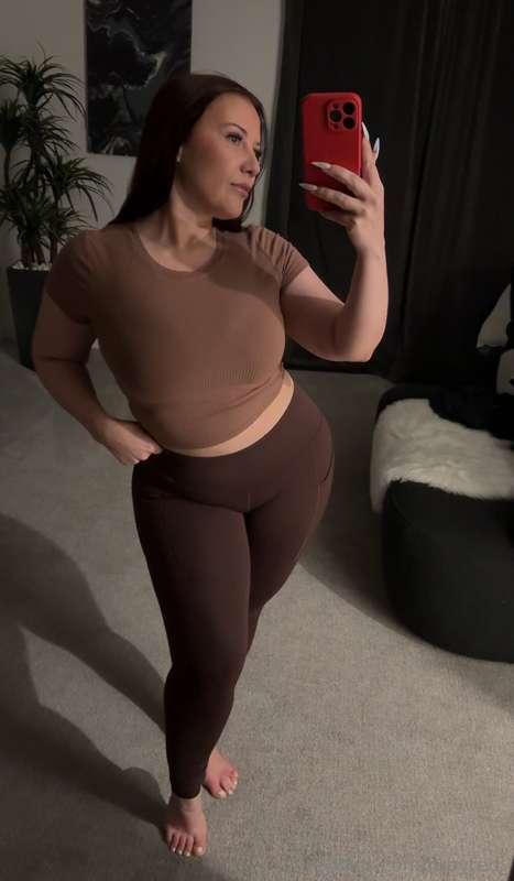 Guess what’s not under these leggings 😘