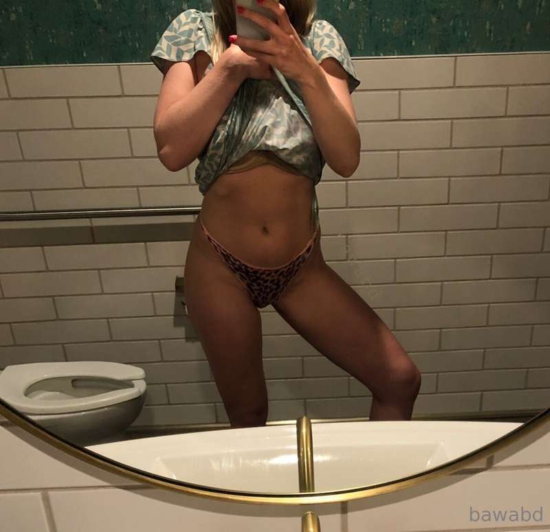 Public bathroom selfies 💋👍