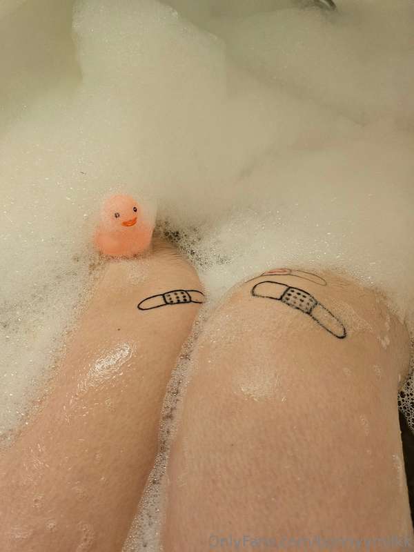 took a lil bath uwu pls enjoy my shiny wet ass ❤️