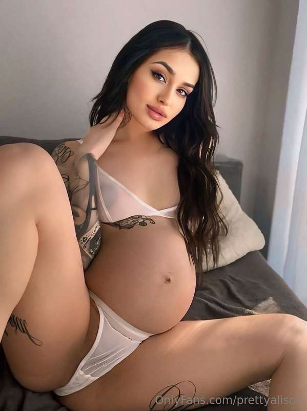 HORNY PREGNAT BABE @cami_diva❤️‍🔥🤤  SHE WILL FUCK HER HOLES ..