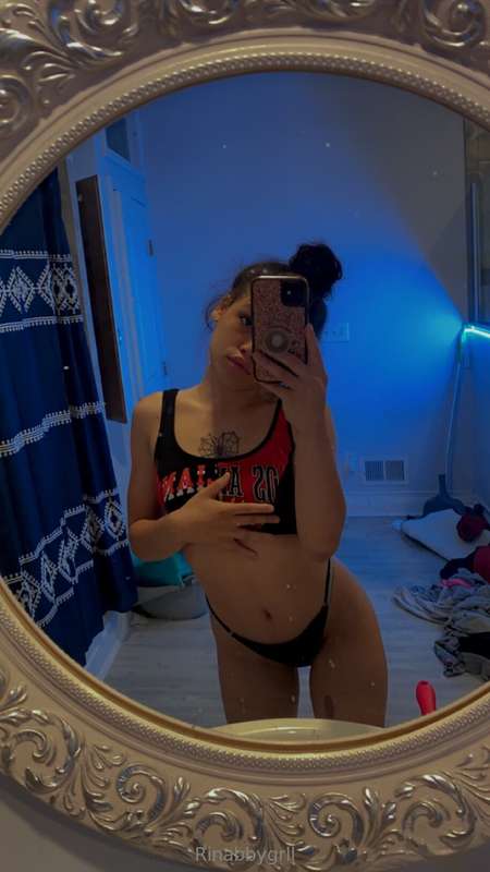 It’s Been a lazy day, guess I’ll play w my pussy in the show..