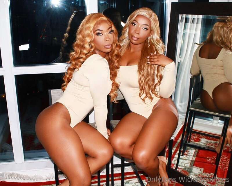 WOULD YOU RATHER 👯‍♀️👅