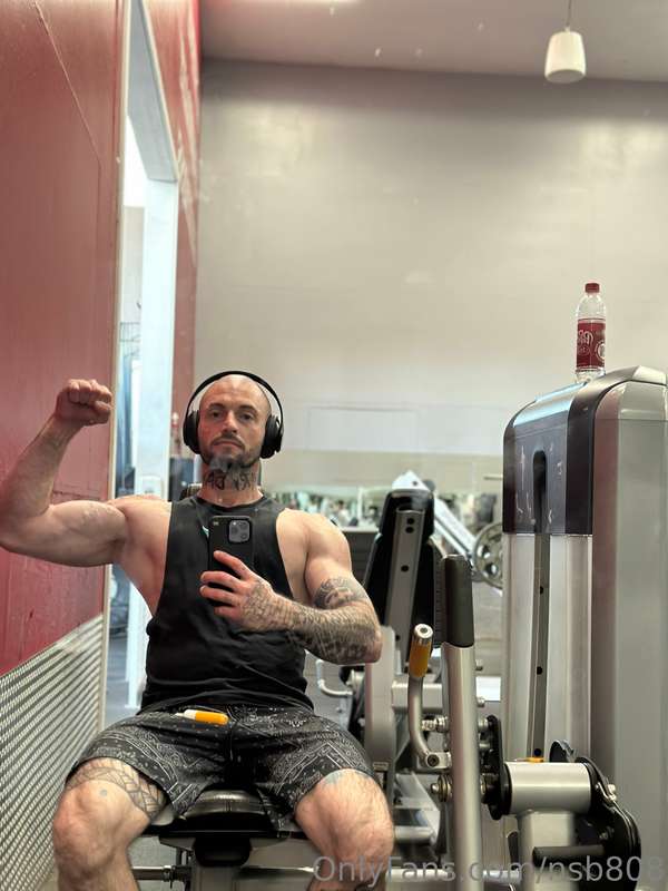 Getting a pump before shooting some spicy content 🍆🍑💦🍆🍑💦