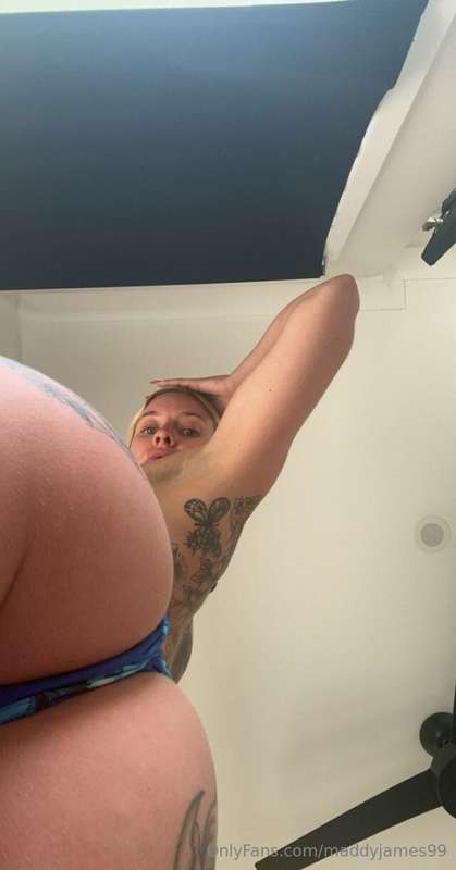 Got a little surprise brewing in my room 😏 Who’s curious?😜