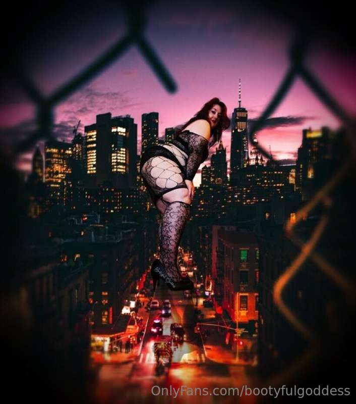 Giantess Bootyful Taken Over the City