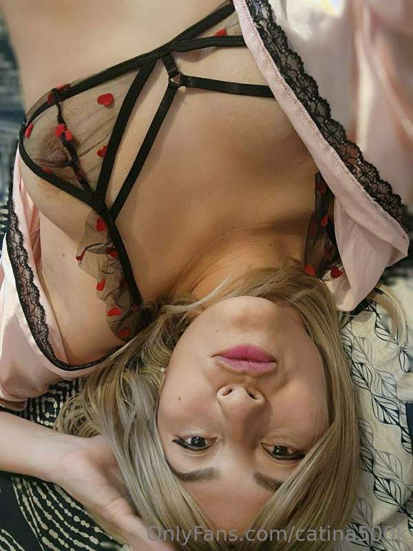 i'm in my bed so boring someone wants to play😣😝