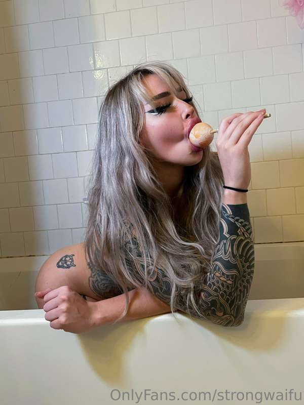 strongwaifu photo
